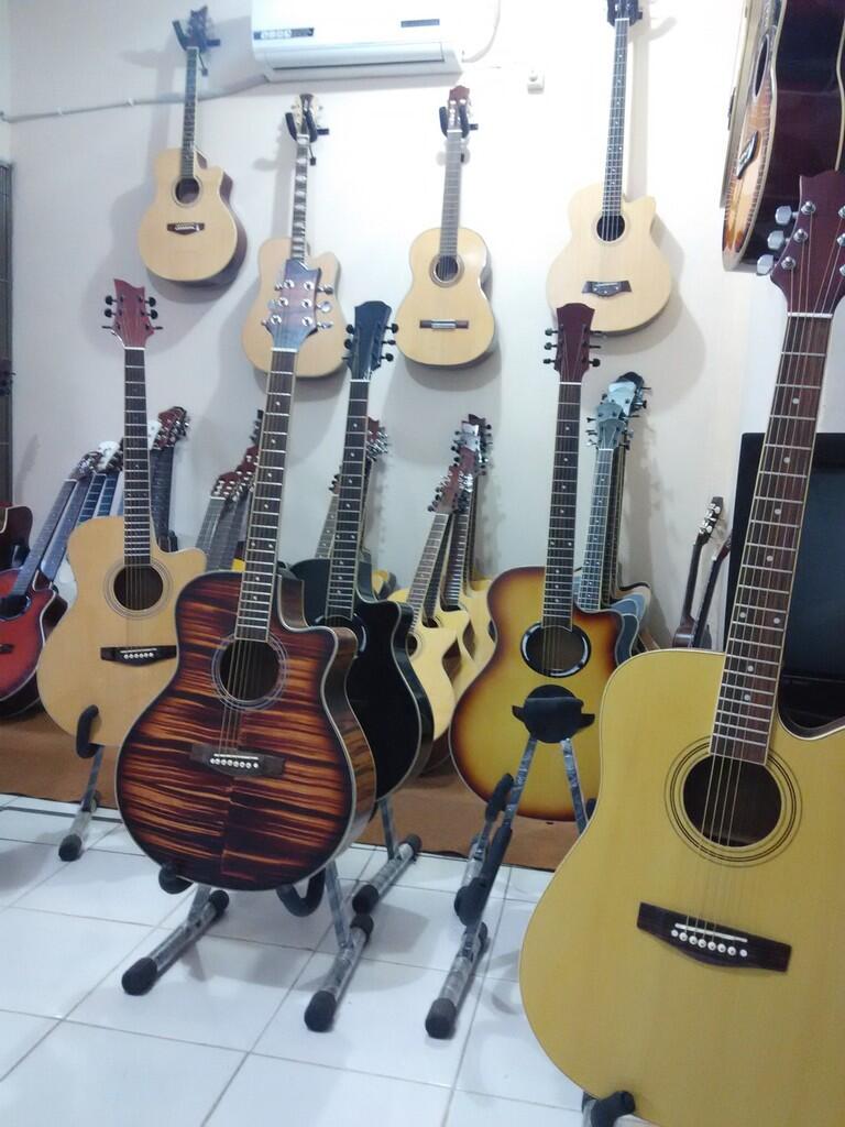 Terjual GITAR AKUSTIK CUSTOM CPX , LAKEWOOD , COLE CLARK 