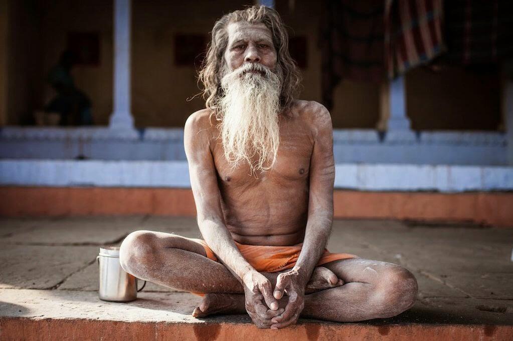 Seram, Mereka Minum dengan Cangkir Tengkorak dan Tidur di Atas Mayat