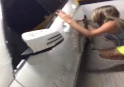 YANG DILAKUKAN CEWEK KETIKA DI DUAKAN DI DEPAN MATA