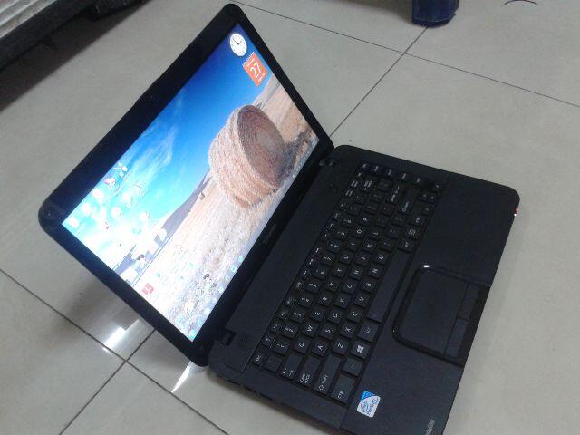 TOSHIBA SATELLITE C840-INTEL B90-WARNA MERAH MARUN MULUS COD BOGOR