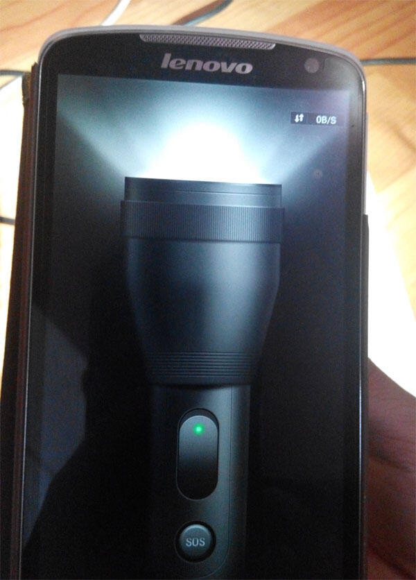 Keren gan, Bikin Lampu Darurat dari Botol dan Smartphone