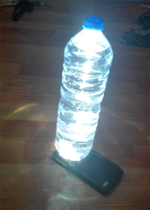 Keren gan, Bikin Lampu Darurat dari Botol dan Smartphone