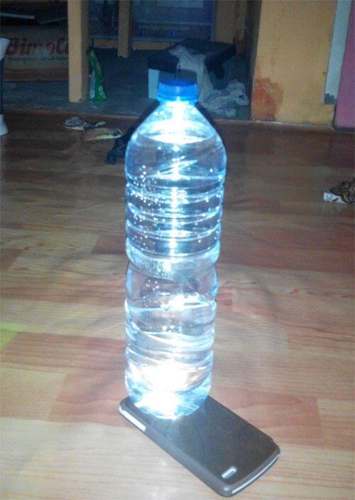 Keren gan, Bikin Lampu Darurat dari Botol dan Smartphone