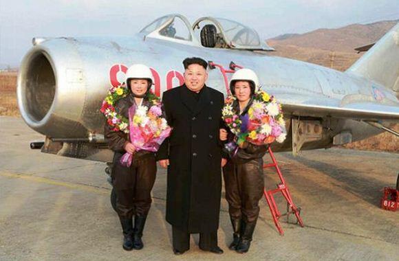 Kim Jong-un Foto Bersama Pilot Wanita dan MiG-15 Kim Jong-un Foto Bersa