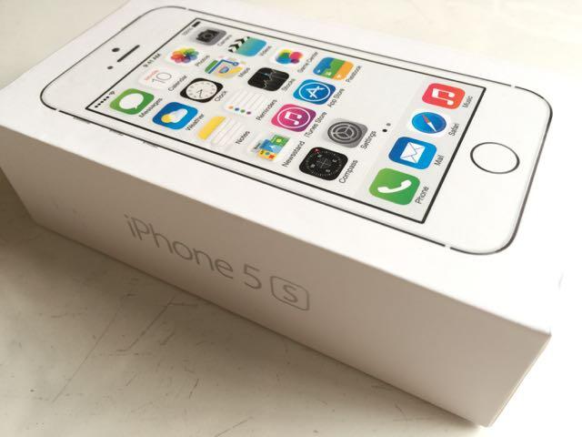Cari iPhone 5S: Baru dipakai 1 tahun, Silver, 16GB  KASKUS