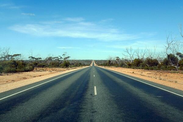 Rasakan Sunyinya Jalan Lurus Terpanjang di Australia Sejauh 145 Km