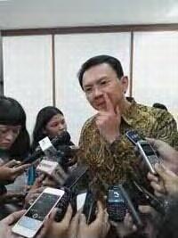 Ketika Ahok Tertawa Komentari Gubernur Tandingan Besutan FPI