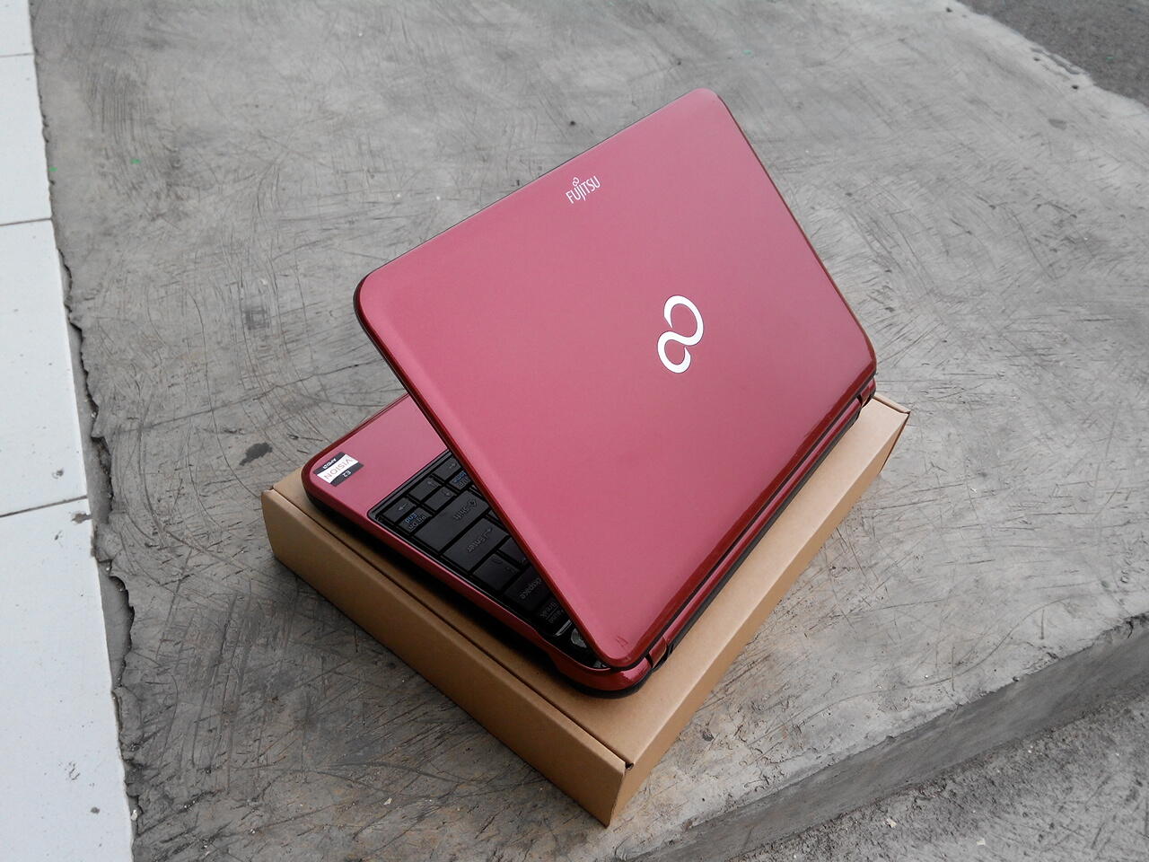 LAPTOP KECIL PERFORMA TANGGUH MERAH MEWAH MURAH VGA 1,5GB