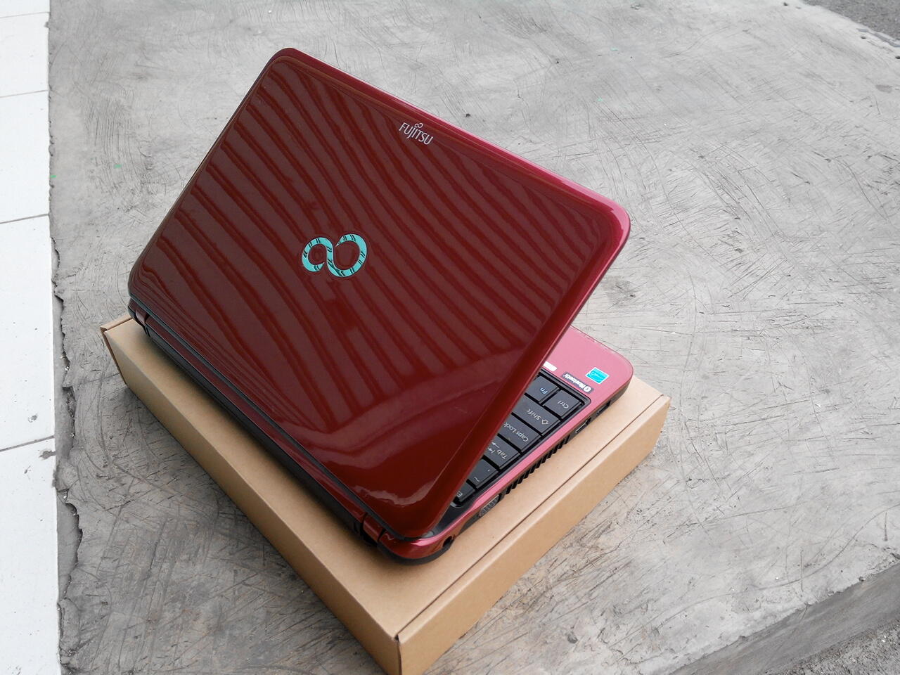 LAPTOP KECIL PERFORMA TANGGUH MERAH MEWAH MURAH VGA 1,5GB