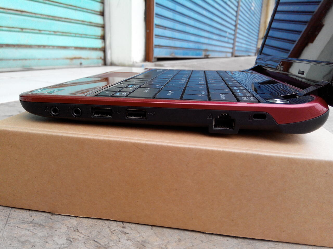 LAPTOP KECIL PERFORMA TANGGUH MERAH MEWAH MURAH VGA 1,5GB