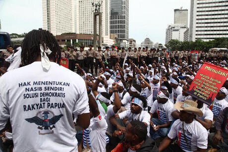 &#91;NKRI PECAH?&#93; Warga Papua Berikat Kepala Bintang Kejora Demo di HI
