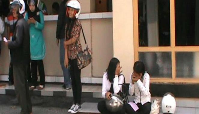karena tidak mpmpunyai stnk sim siswa siswi kena razia zebra
