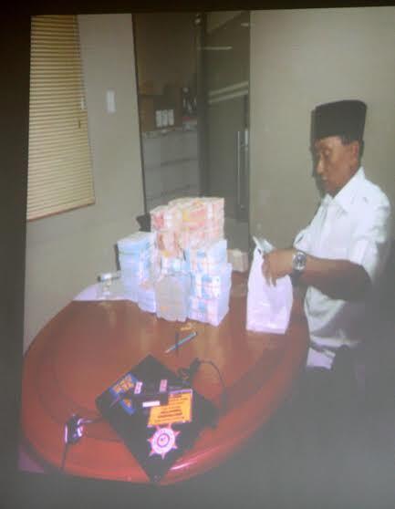 Ini Penampakan Fuad Amin Dengan Setumpuk Uang Hasil Suapnya