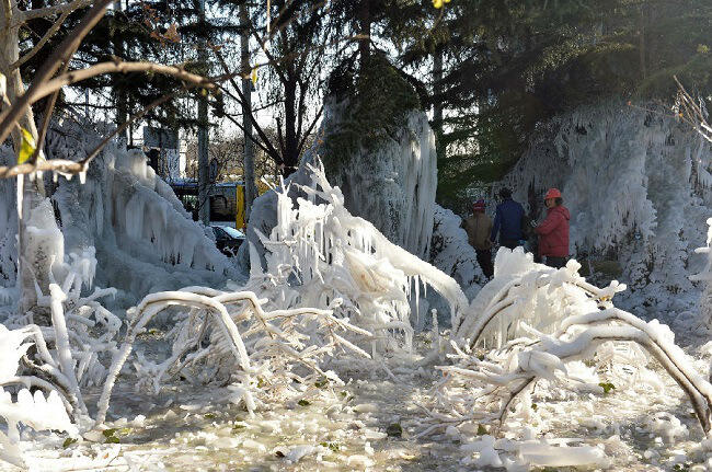Apa yg terjadi jika pipa air pecah dan menyemburkan airnya ditemperatur -5.6°C ?