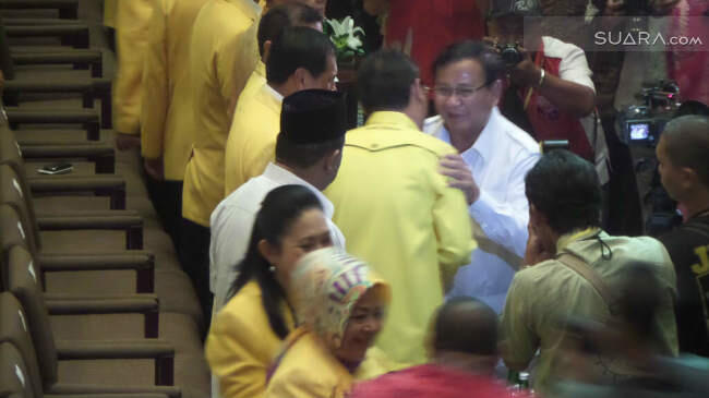 &#91;Kisah Asmara Si Macan Asia&#93; Prabowo Geleng-geleng Setelah Cium Titiek Suharto