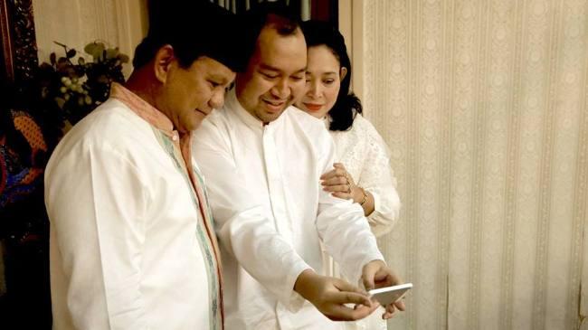 &#91;Kisah Asmara Si Macan Asia&#93; Prabowo Geleng-geleng Setelah Cium Titiek Suharto