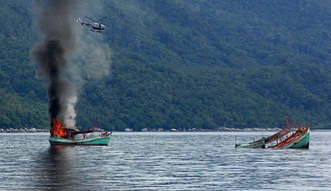 &#91;Sterong&#93; Jokowi Perintahkan TNI Tenggelamkan Kapal Asing Pencuri Ikan