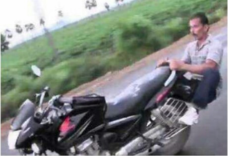 [NYALI DEWA] EHM.. AGAN INI OLAHRAGA YOGA SAMBIL NGEBUT DI MOTOR !!