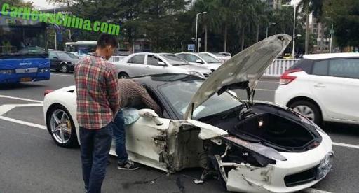 Salip-salipan dengan Bus Kota, Ferrari Ini Bernasib Apes