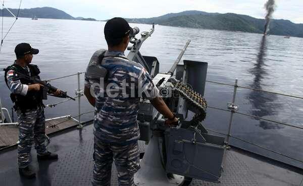 FOTO: TNI AL Ledakkan Kapal Vietnam Pencuri Ikan