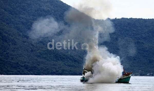 FOTO: TNI AL Ledakkan Kapal Vietnam Pencuri Ikan