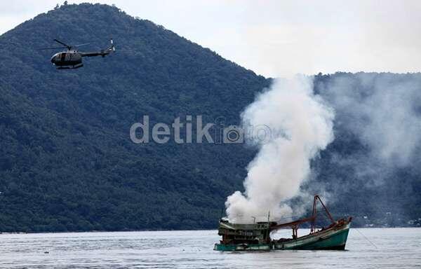 FOTO: TNI AL Ledakkan Kapal Vietnam Pencuri Ikan