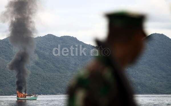 FOTO: TNI AL Ledakkan Kapal Vietnam Pencuri Ikan