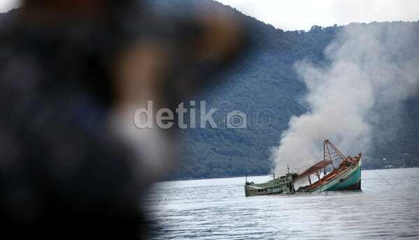 FOTO: TNI AL Ledakkan Kapal Vietnam Pencuri Ikan