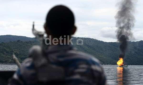 FOTO: TNI AL Ledakkan Kapal Vietnam Pencuri Ikan