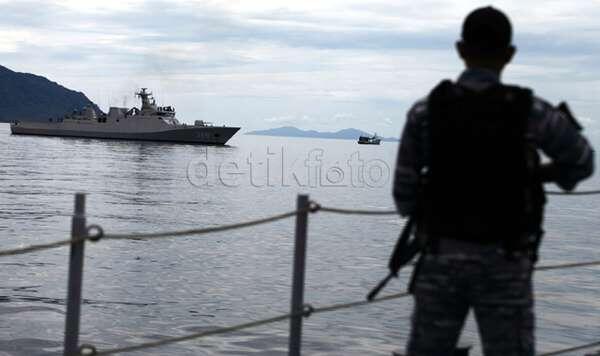 FOTO: TNI AL Ledakkan Kapal Vietnam Pencuri Ikan