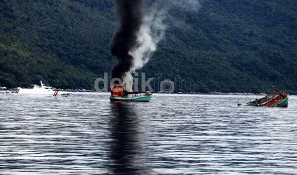 FOTO: TNI AL Ledakkan Kapal Vietnam Pencuri Ikan