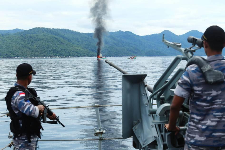 FOTO: TNI AL Ledakkan Kapal Vietnam Pencuri Ikan