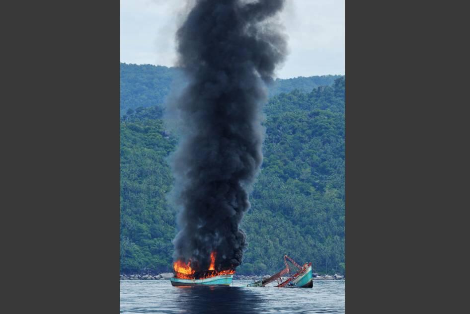 FOTO: TNI AL Ledakkan Kapal Vietnam Pencuri Ikan