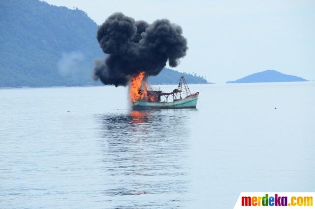FOTO: TNI AL Ledakkan Kapal Vietnam Pencuri Ikan