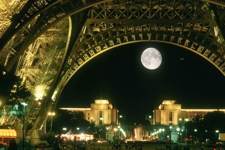 amazing picture eiffel tower and the moon