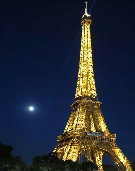 amazing picture eiffel tower and the moon