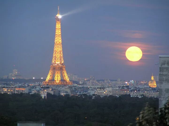 amazing picture eiffel tower and the moon