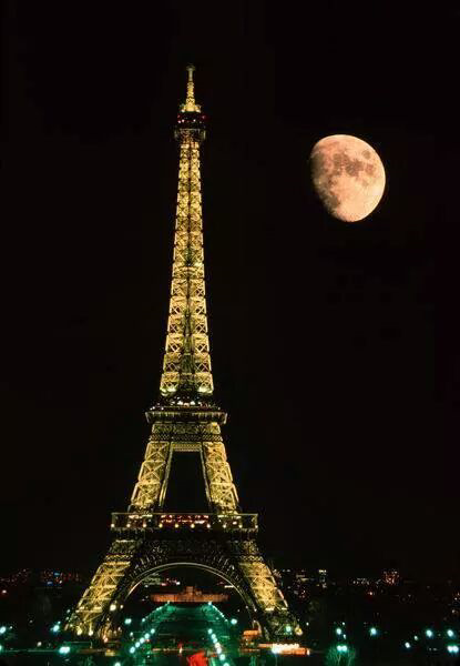 amazing picture eiffel tower and the moon