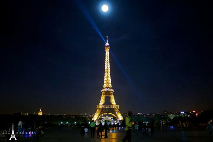 amazing picture eiffel tower and the moon
