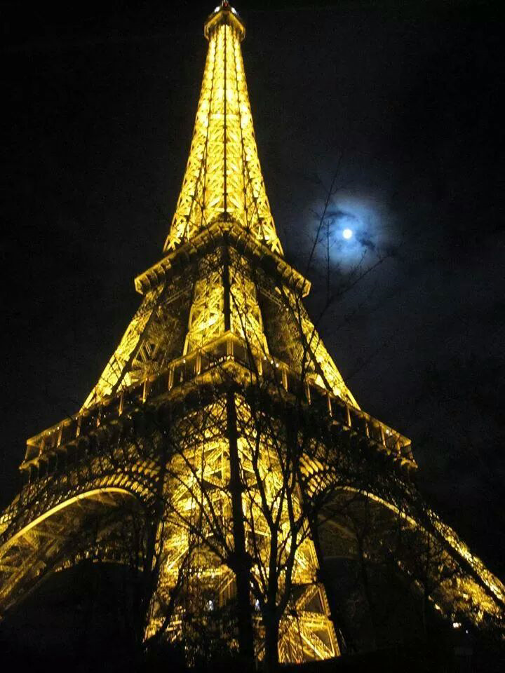 amazing picture eiffel tower and the moon