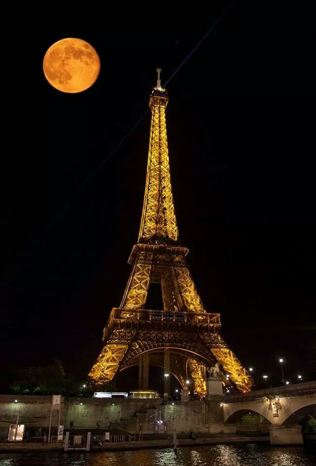 amazing picture eiffel tower and the moon