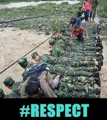 RESPECT para tentara yang berbaring di jembatan demii...