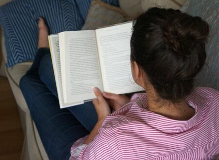 8 alasan orang suka baca novel
