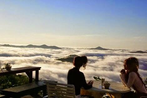 Tempat Nongkrong Ini Berada Diatas Awan