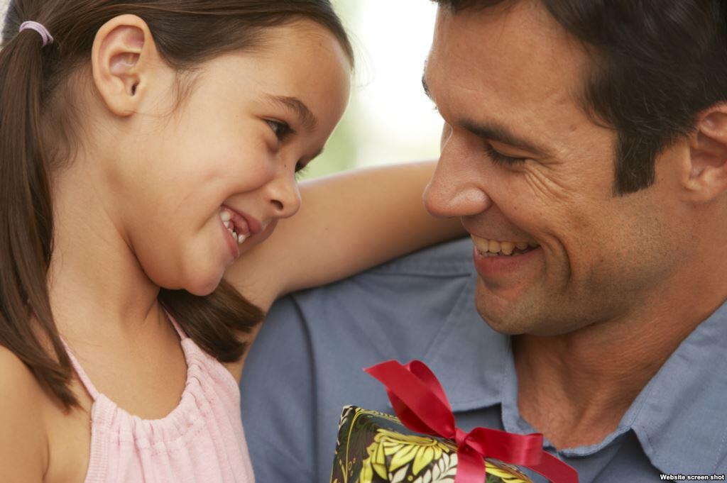 6 Cara Menjadi Ayah yang Baik untuk Anak Perempuan Anda