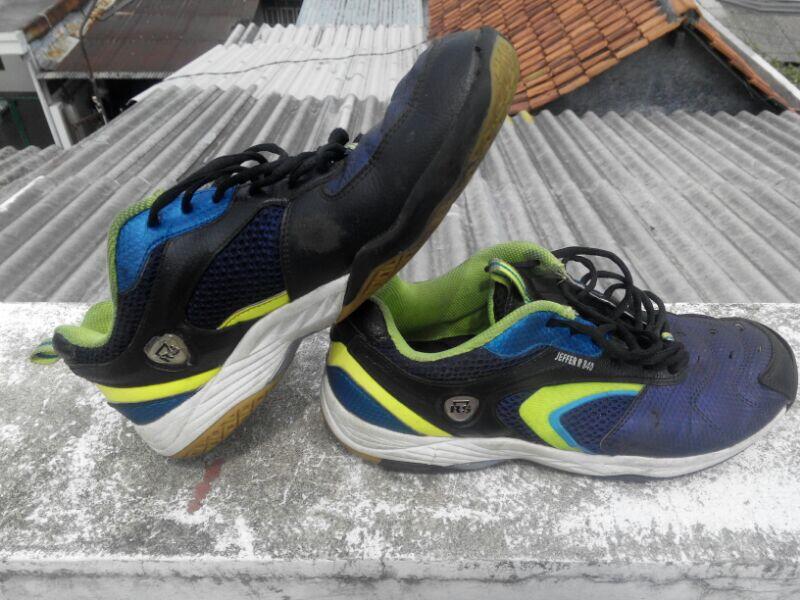 Terjual sepatu  badminton  rs  jeffer 840 size 45 surabaya 