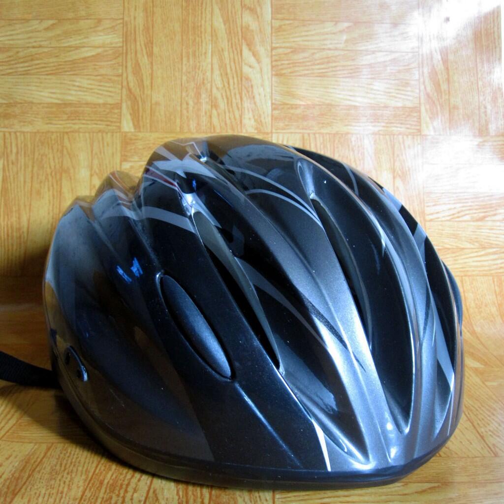 Terjual JUAL  Helm  Sepeda  UNITED black second  masih mulus 