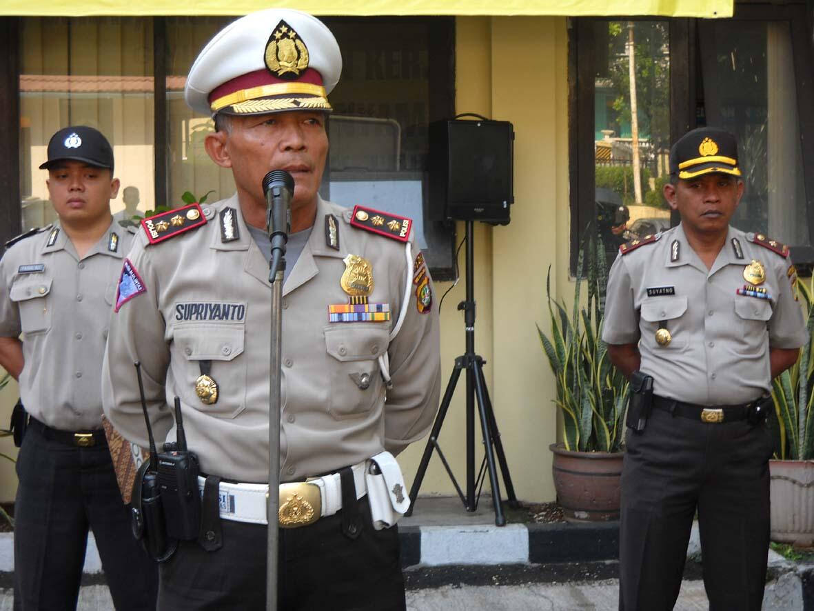  ----- POLISI LALU LINTAS DI BERBAGAI NEGARA ( PICT INSIDE ) ---- UPDATE+++