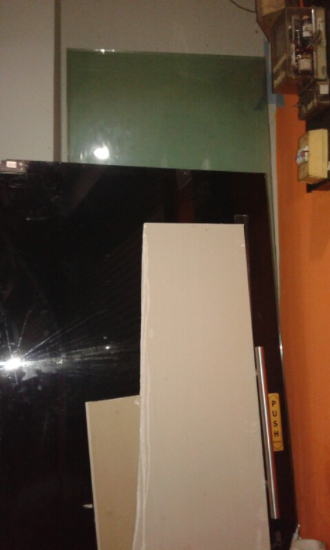 pintu kaca tebal 1cm