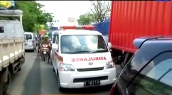 (Wiih makin hebat aja nih buruh) Pasien di Ambulans Terjebak Demo Buruh di Tangerang
